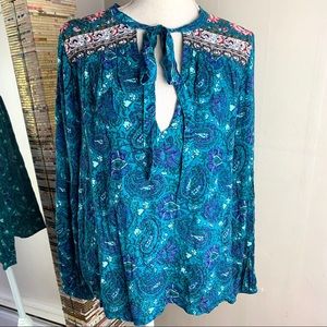 ⭐️Billabong Boho top key hole neckline size medium